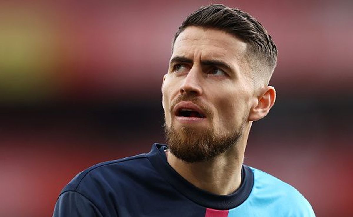 Jorginho vive situação preocupante na carreira e alvo do Flamengo tem grave problema pulmonar, diz site inglês