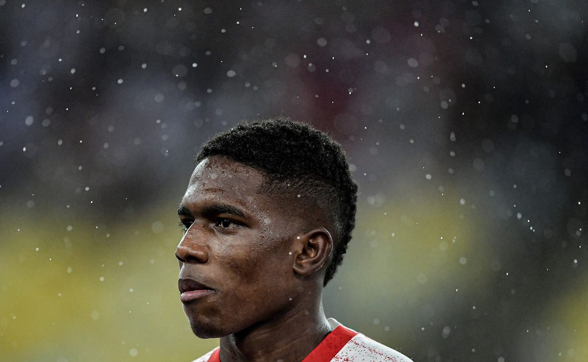 Henry Mosquera volta de lesão e pode reforçar o Bragantino contra o Mirassol