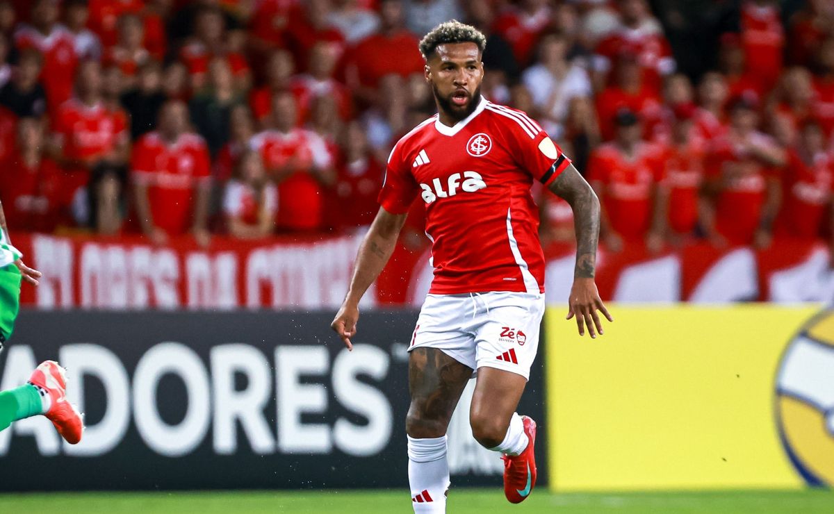 Vice-presidente do Internacional faz críticas a arbitragem após lances em duelo contra o Corinthians