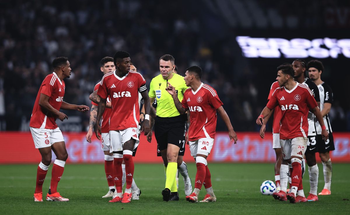 Corinthians x Internacional: PC vê erro grave de árbitro e critica protagonismo do VAR