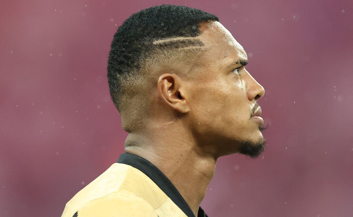 PC de Oliveira concorda com decisão de não expulsão do goleiro John, do Botafogo
