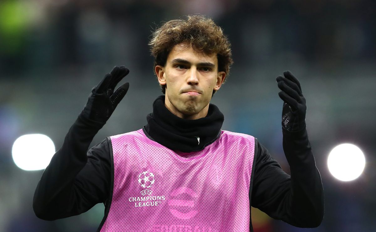 Benfica ameaça Flamengo: quer João Félix e pode levar zagueiro Cleiton de graça