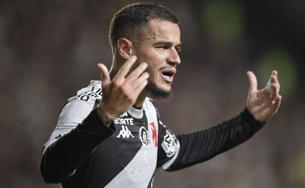 Vasco negocia com Aston Villa para manter Coutinho por mais tempo