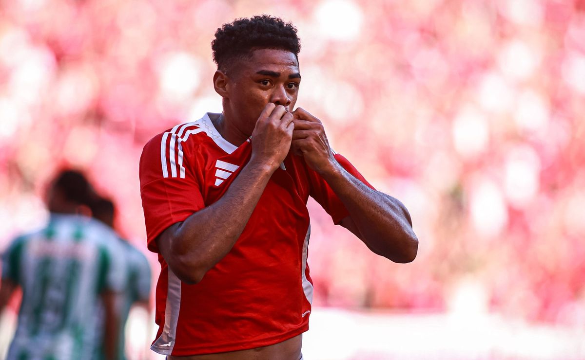 Victor Gabriel lidera o ranking de zagueiros do futebol brasileiro no mês de abril