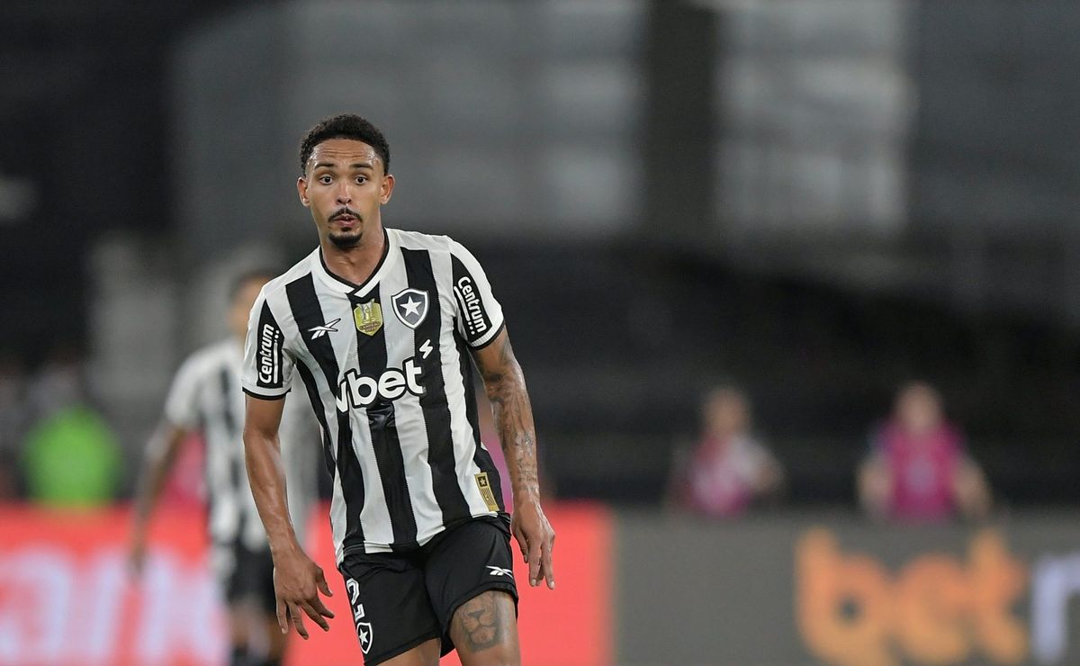Cinco dos 14 gols do Botafogo na era Renato Paiva foram marcados por laterais