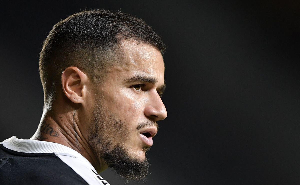 Edmundo critica exigências de Coutinho e dispara: “Não tem história no Vasco para isso”