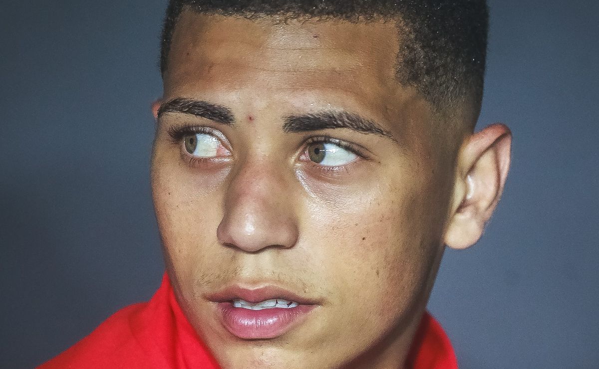 Gabriel Carvalho vai mal nos treinos, é arquivado por Roger Machado e perde espaço no Internacional