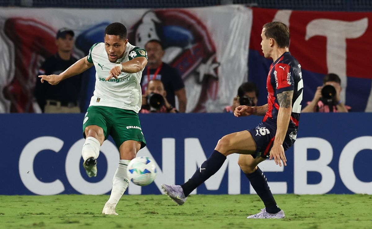 Abalado, Vitor Roque é consolado por Estêvão após gol incrível perdido e recebe ‘afago’ da torcida do Palmeiras