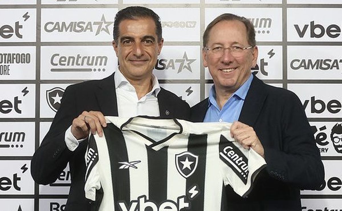 Textor ignora pressão no Botafogo e mantém confiança no trabalho de Renato Paiva