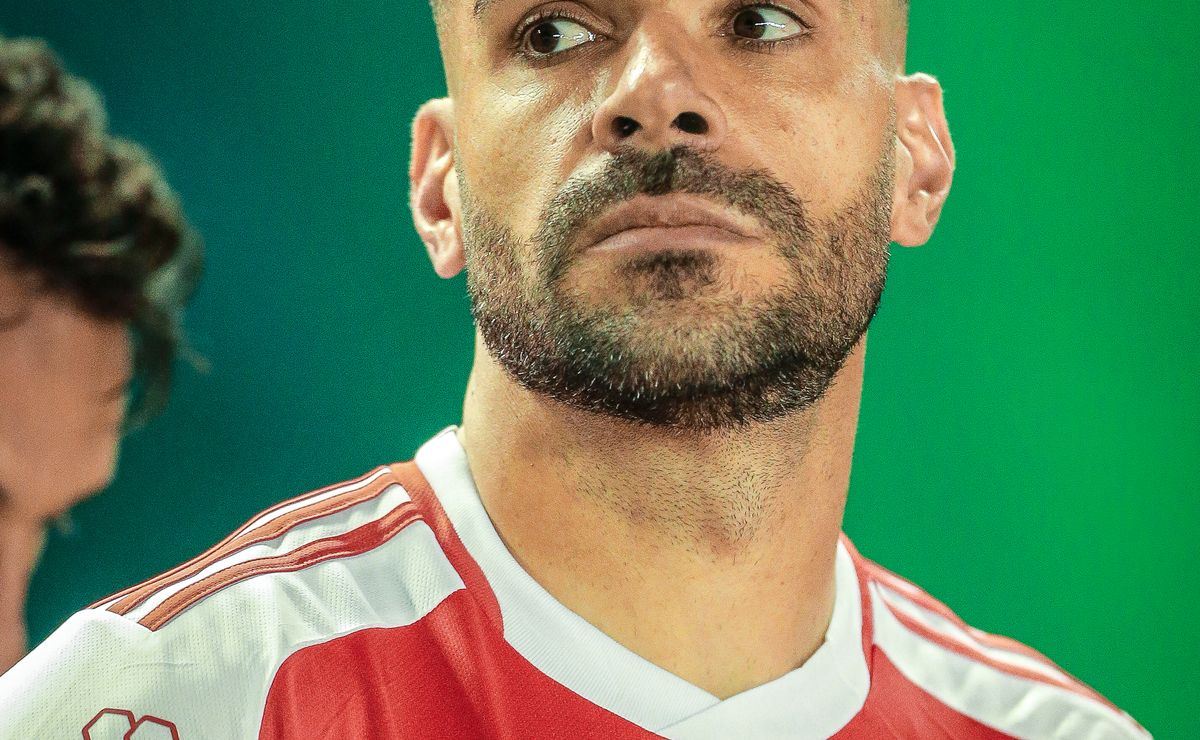 Internacional é derrotado na Libertadores e torcida aponta culpa de Bruno Henrique: “O ano vai acabar”