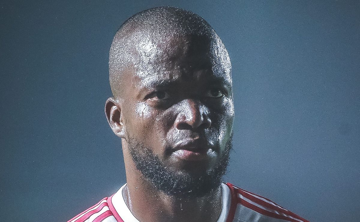 Roger Machado expõe situação de Enner Valencia após deixar partida lesionado