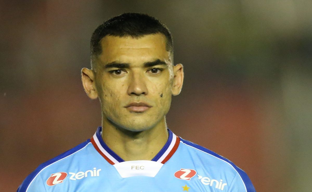 Goleiro Santos deve sair do Athletico-PR para assinar com o Corinthians a pedido de Dorival