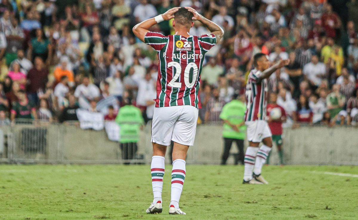 Renato Augusto volta a jogar pelo Fluminense após quase quatro meses lesionado