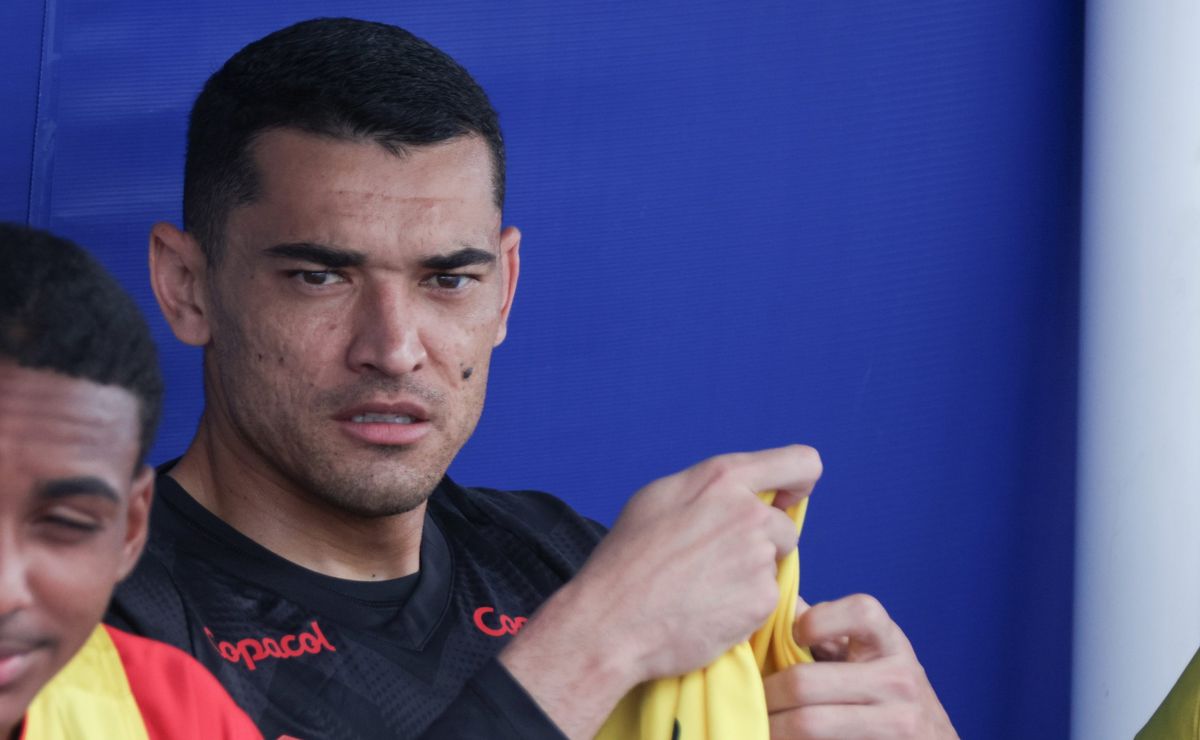 Hugo Souza fica, mas Corinthians avança por goleiro Santos, diz Nicola