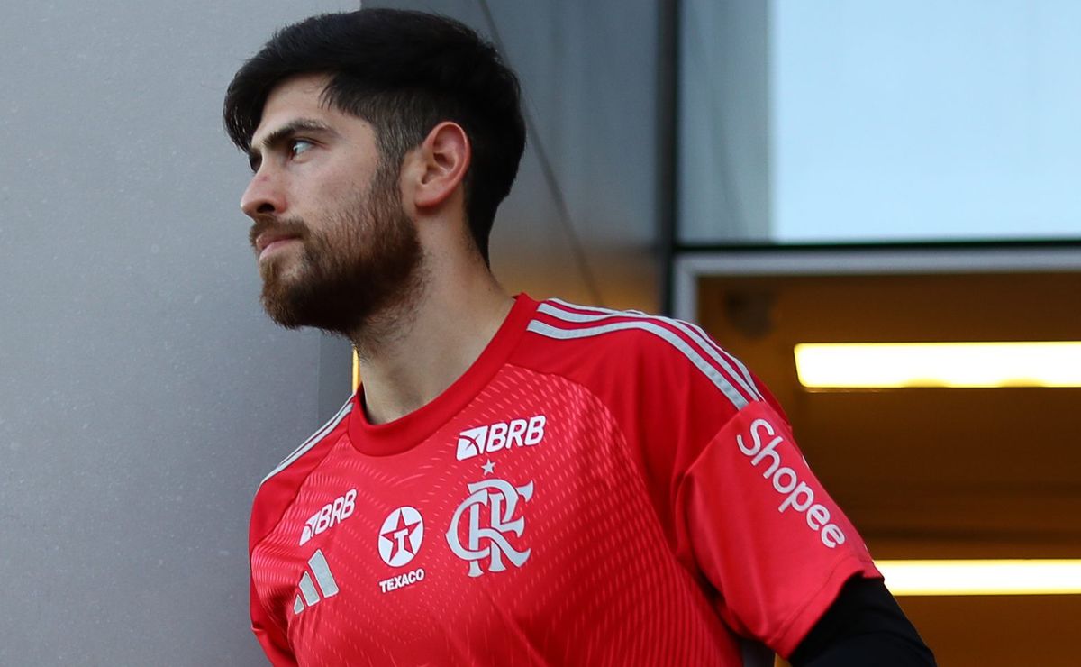 Agustín Rossi quer trocar Flamengo pela Europa, mas desejo não tem a ver com carro sendo atingido por tiros