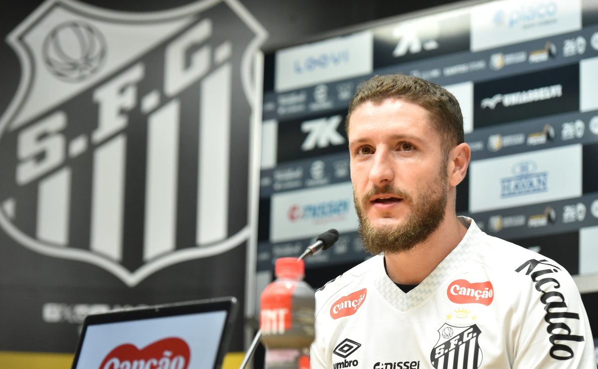 Zé Rafael revela onde quer jogar e comenta papel de Neymar em sua chegada ao Santos