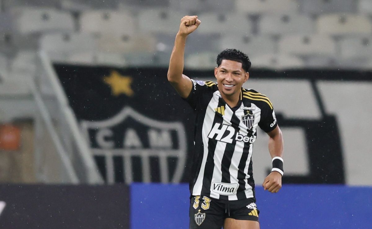 Rony, do Atlético-MG, elogia novo gramado sintético da Arena MRV em entrevista à Galo TV
