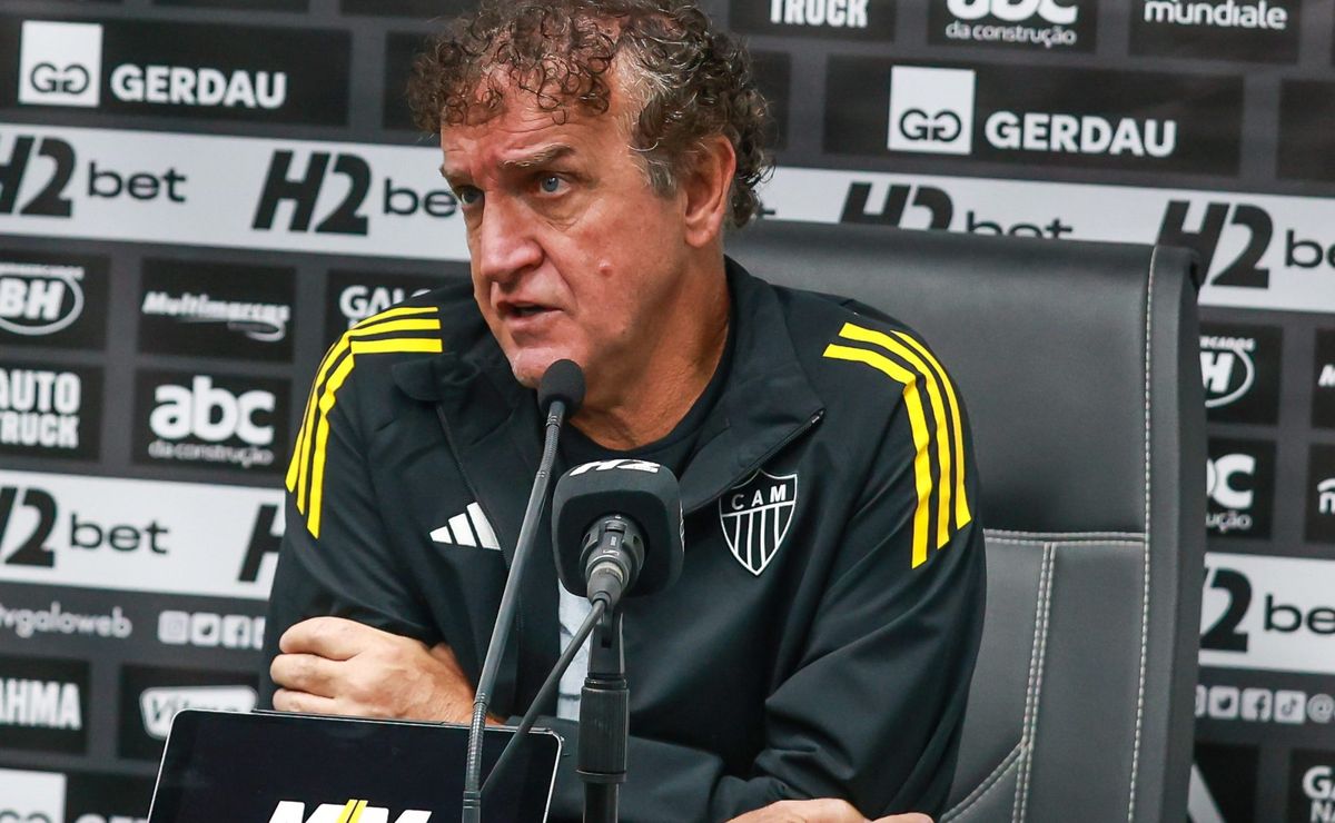 “Vai nos favorecer”; Cuca é direto sobre o Atlético-MG jogar no sintético na Arena MRV