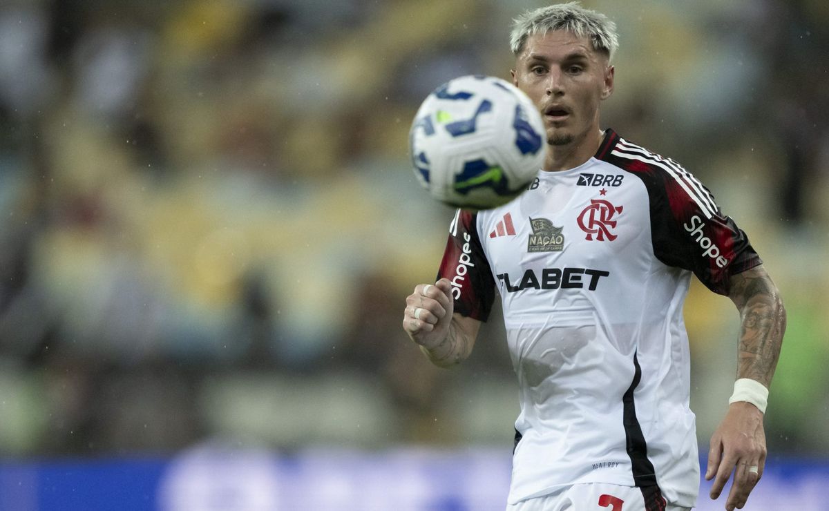 Flamengo emite comunicado que esclarece andamento de renovação com Varela