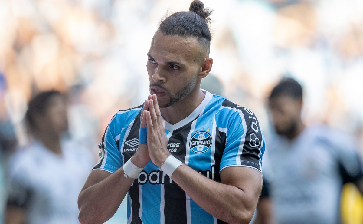 Torcida do Grêmio ironiza o elenco e diz que Braithwaite joga sozinho contra os adversários