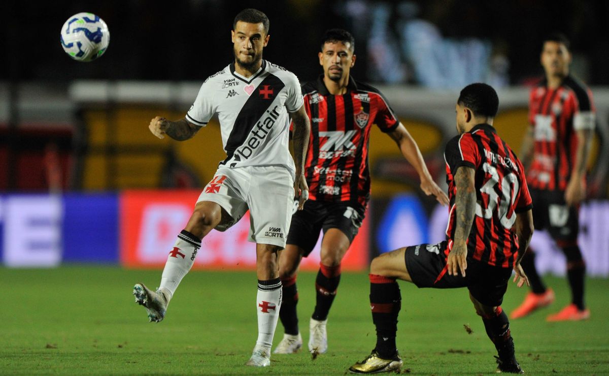 Vitória supera expulsão, vira contra o Vasco e conquista triunfo heroico no Barradão