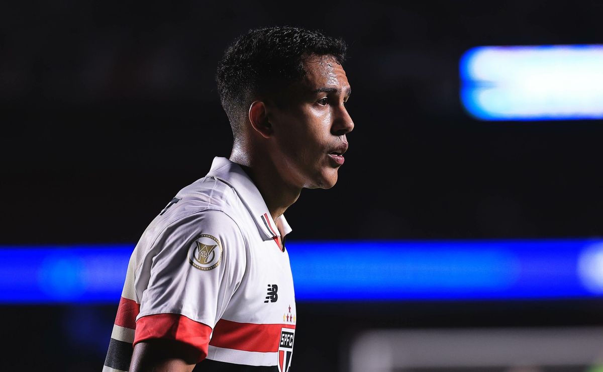São Paulo prepara mudanças na lateral e aposta na base com saída de Igor Vinícius