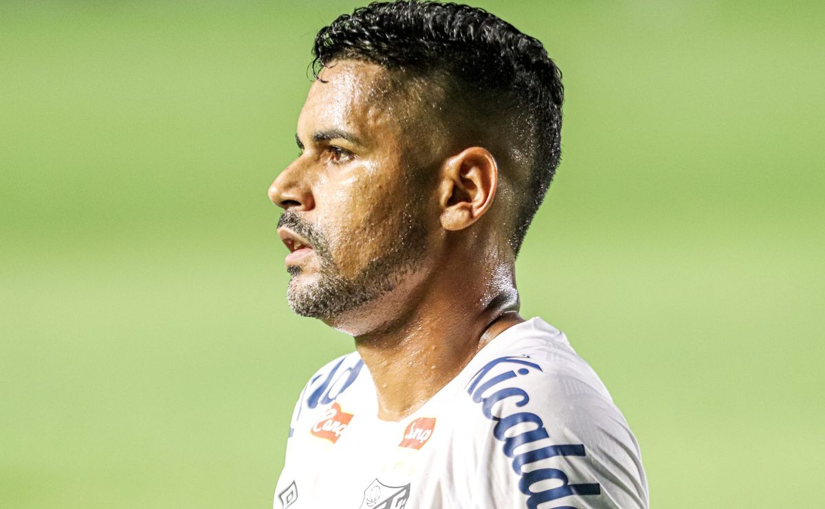 Torcida do Santos escolhe Aderlan como titular na lateral direita