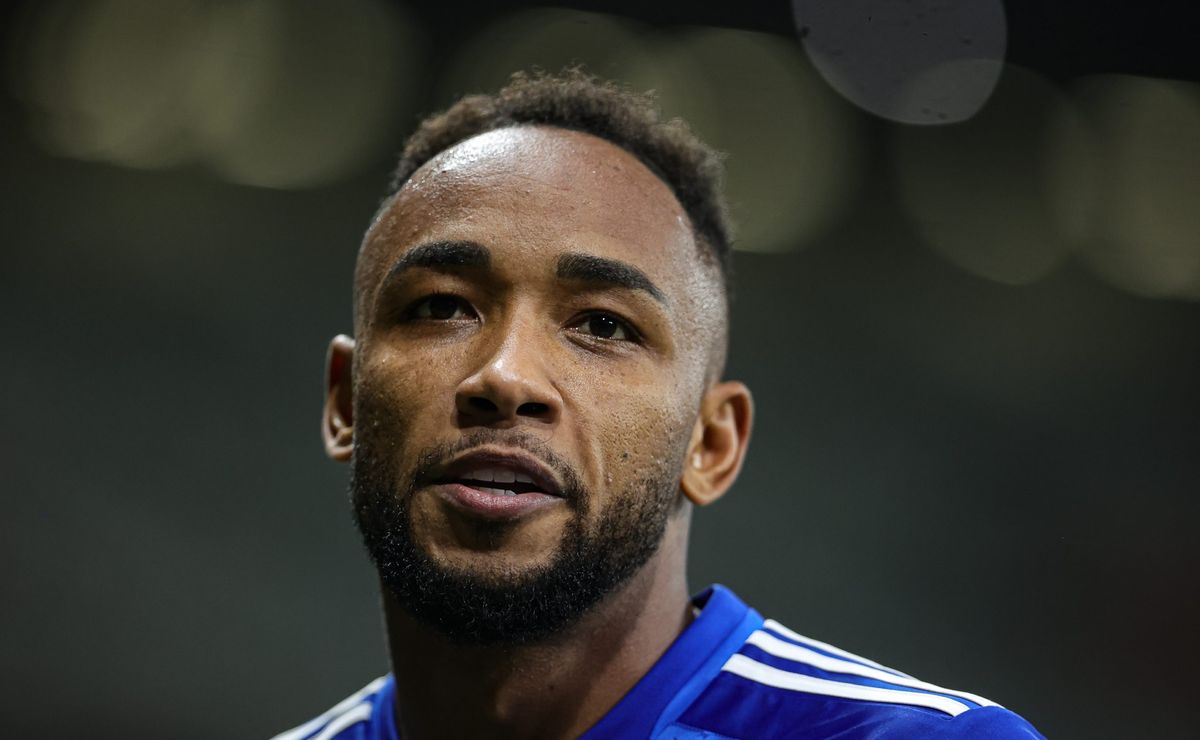 “Personagem e desrespeitoso”: Rafa Silva detona Memphis Depay após pênalti perdido