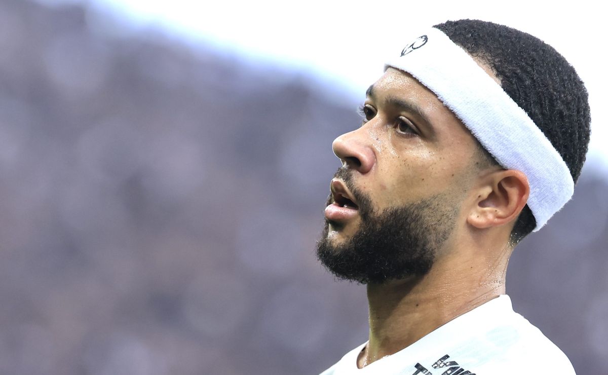 “Nunca será o Loco!”: Torcedores do Botafogo ironizam Depay após cavadinha frustrada