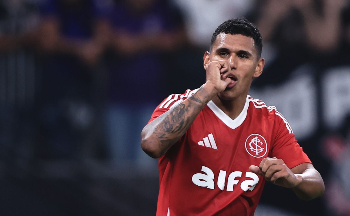 Aguirre vive em baixa e ainda falhou em um dos gols na goleada contra o Botafogo