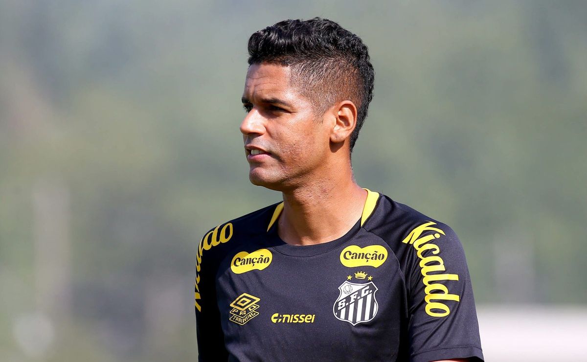 Aderlan tenta se firmar no Santos e pode receber mais oportunidades com Cléber Xavier