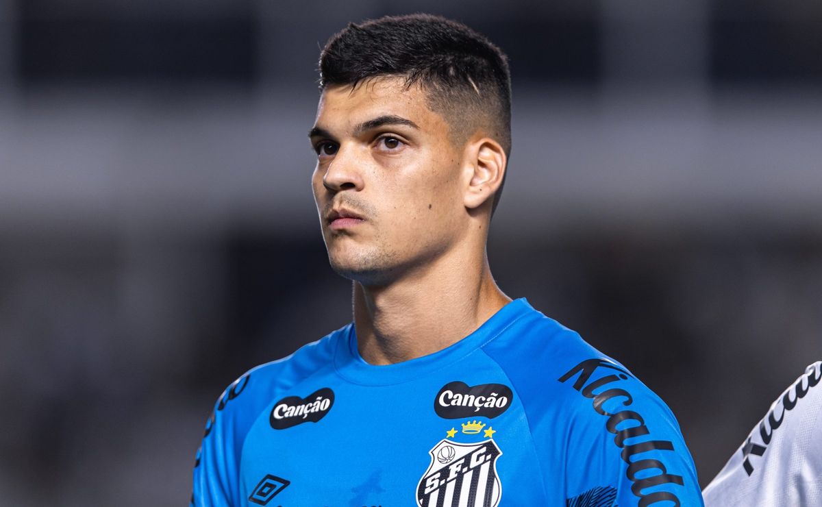 Gabriel Brazão desabafa após empate do Santos e nega risco de rebaixamento: “Grupo qualificado”