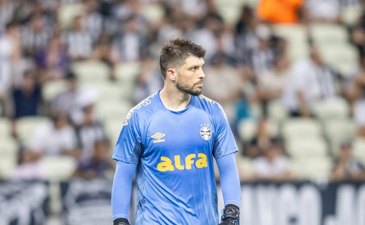 Tiago Volpi chama atenção em Grêmio x Godoy Cruz e torcida vê falha no gol