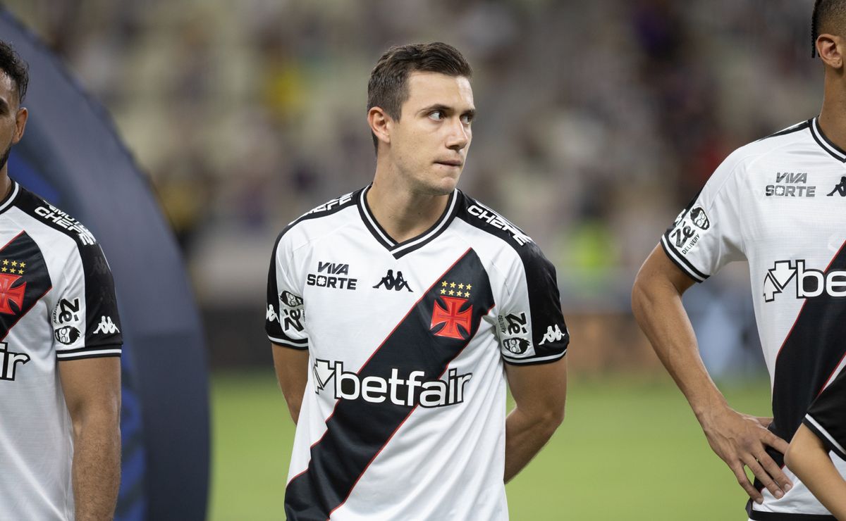 Torcida do Vasco fica na bronca e critica atuação de Lucas Piton em derrota: “Compromete todos os jogos”