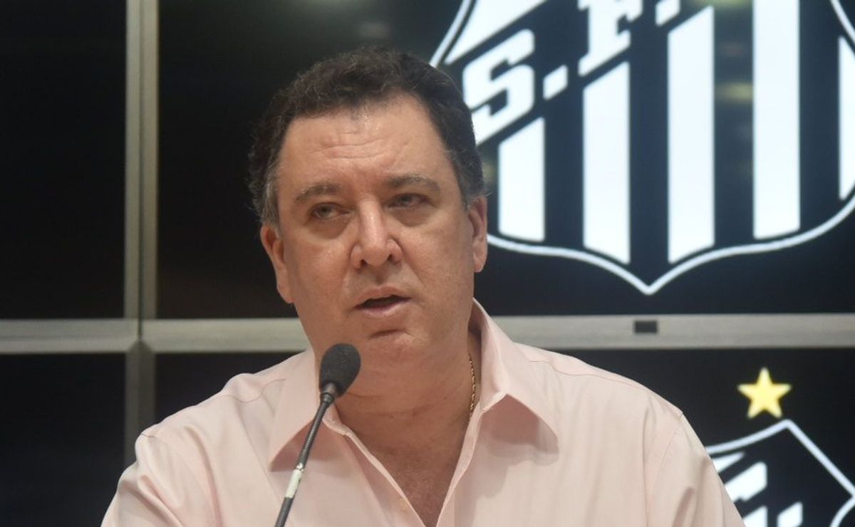 Marcelo Teixeira toma decisão e reintegra atacante Julio Furch ao elenco do Santos de Cléber Xavier