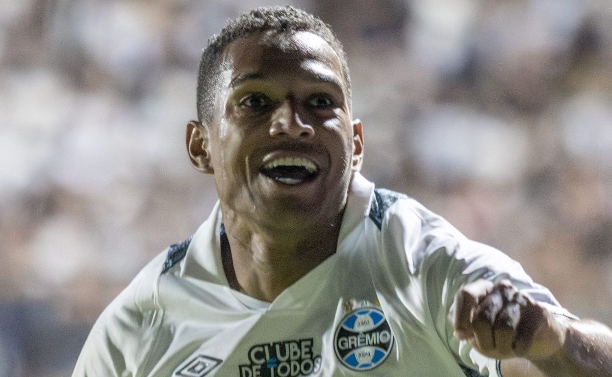 João Lucas pode voltar ao time titular do Grêmio após dois jogadores saírem lesionados