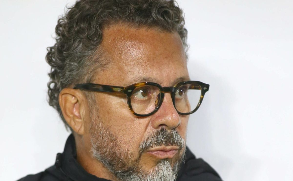 Cléber Xavier deve ser demitido do Santos caso o time não engrene até o Super Mundial, diz jornalista