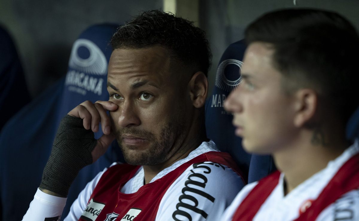 Com lesão na coxa, Neymar insiste em jogar contra o Corinthians