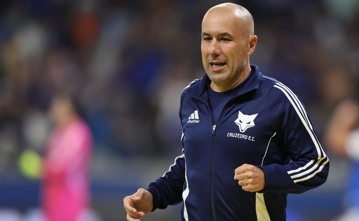 Leonardo Jardim é exaltado pela torcida do Cruzeiro mesmo com eliminação na Sul-Americana