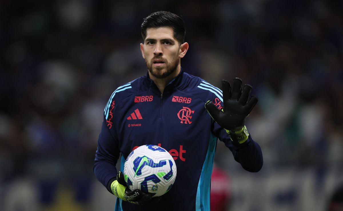 Goleiro Rossi é sondado por clube da Premier League, mas Flamengo não pretende negociar