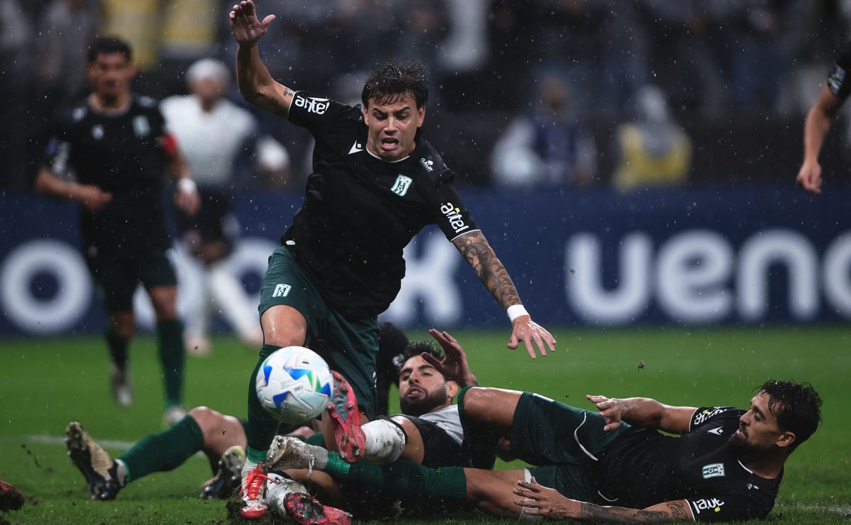 Racing-URU não vence há sete partidas e encara o Corinthians pela Sul-Americana