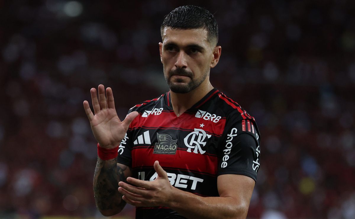 Empresário de Arrascaeta ouve ofertas para meia deixar o Flamengo e faz pressão