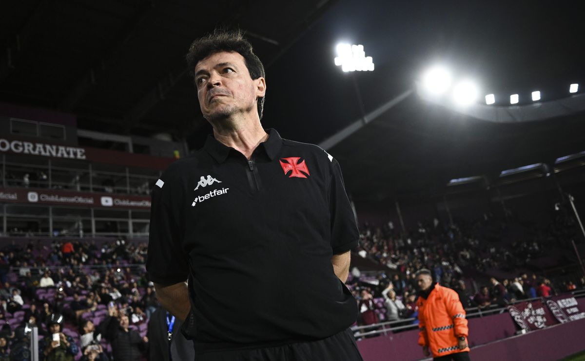 Fernando Diniz inicia reformulação no Vasco e pede quatro reforços para o elenco
