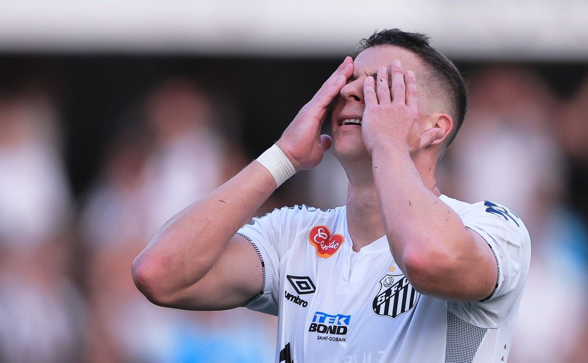 Santos reintegra o atacante Julio Furch, entretanto os números do centroavante no no clube não chamam atenção
