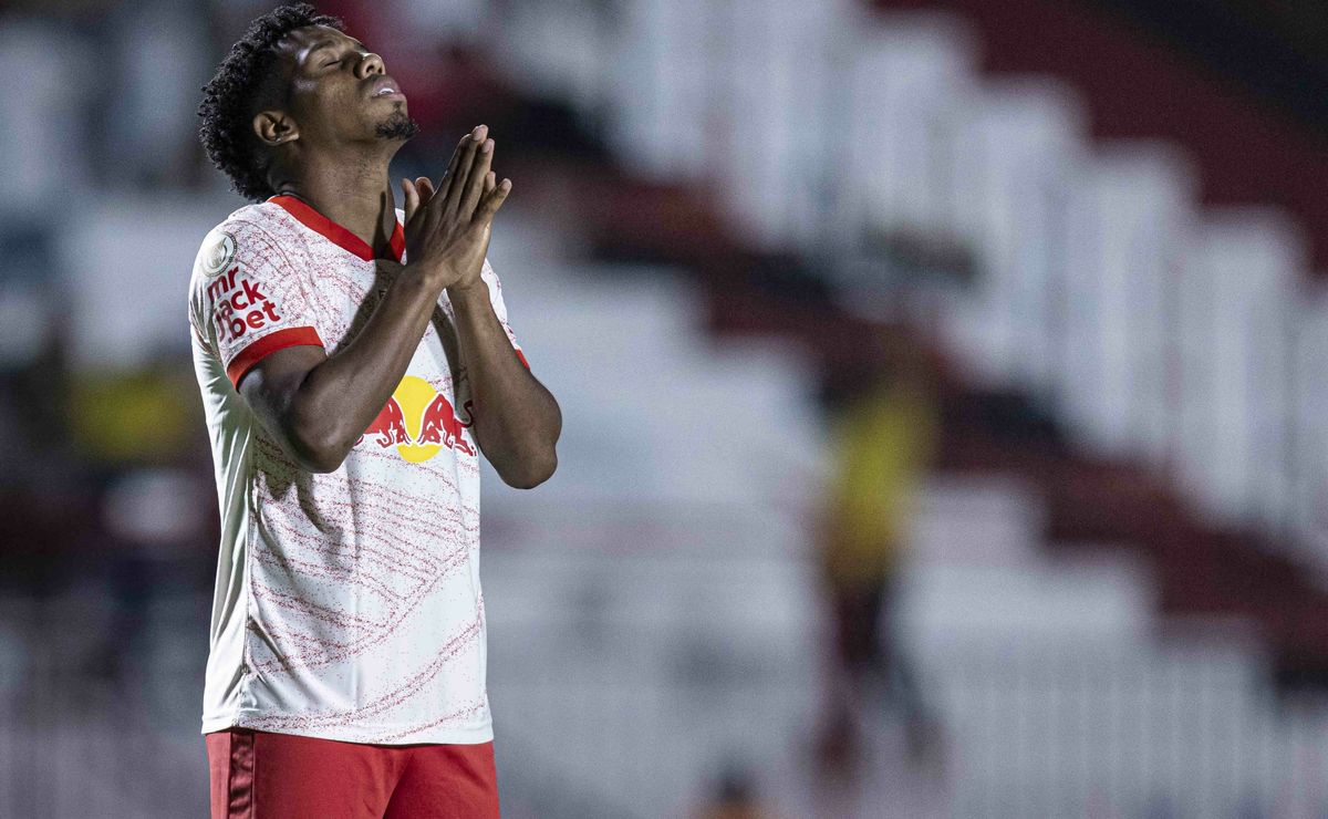 Hurtado treina e deve reforçar o Bragantino contra o Palmeiras no Brasileirão