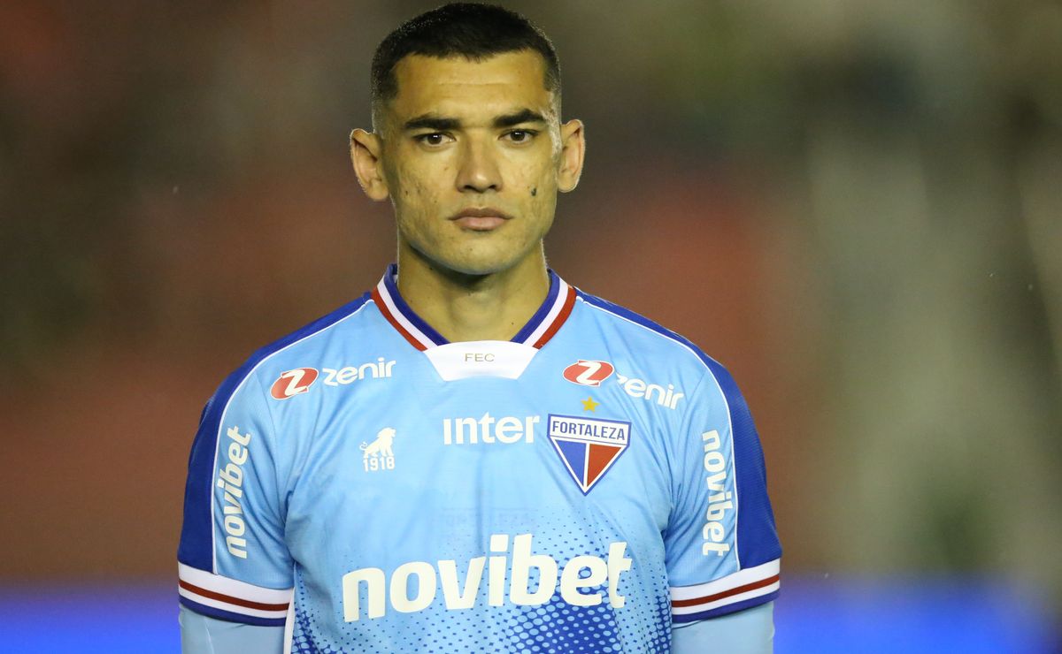 Goleiro Santos topa jogar no Corinthians e aguarda liberação do Athletico