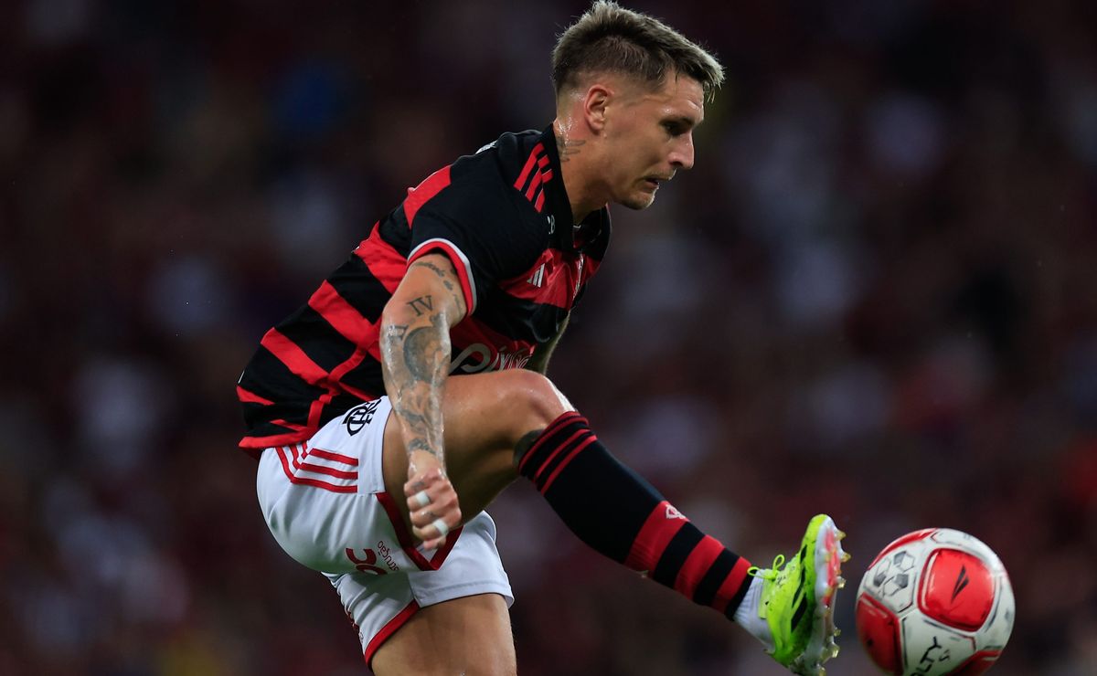 Flamengo prioriza renovação de Varela, que está por detalhes, e deixa Arrascaeta e Pedro para depois do Mundial