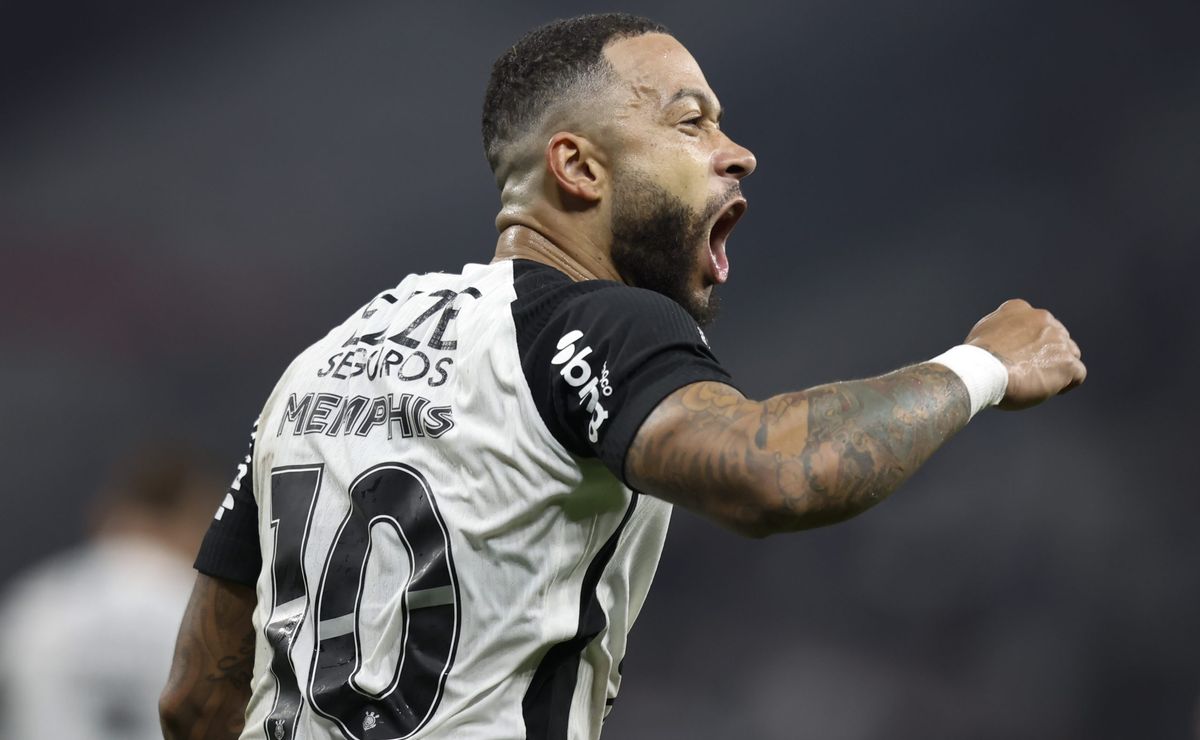 Com tornozelo inchado, Memphis Depay desfalca Corinthians contra Santos; 4 reservas podem entrar