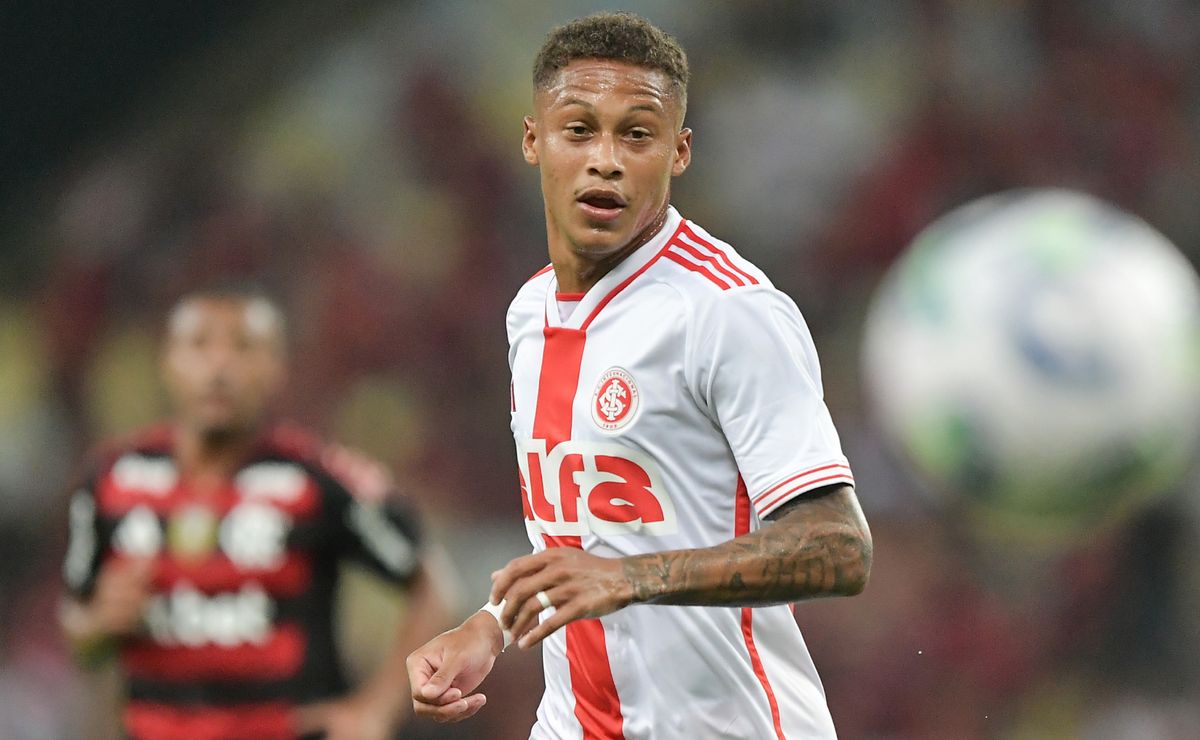 Vitinho volta a treinar com bola e vê retorno mais próximo no Internacional