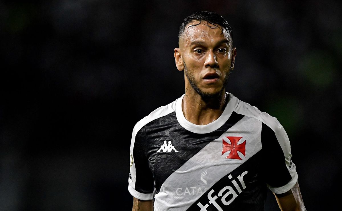 Souza, ex-Vasco, concorda com declaração de Pedrinho sobre elenco e elogia presidente via rede social